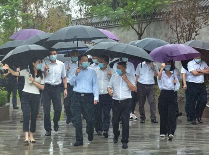 政府关怀｜泸州市委书记杨林兴一行莅临乐玩网页版集团总部基地调研